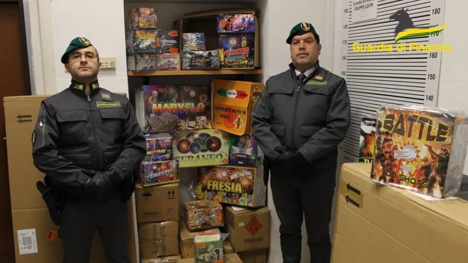 Sequestrati nella Locride 900 kg di fuochi d'artificio tenuti in casa: denunciate tre persone