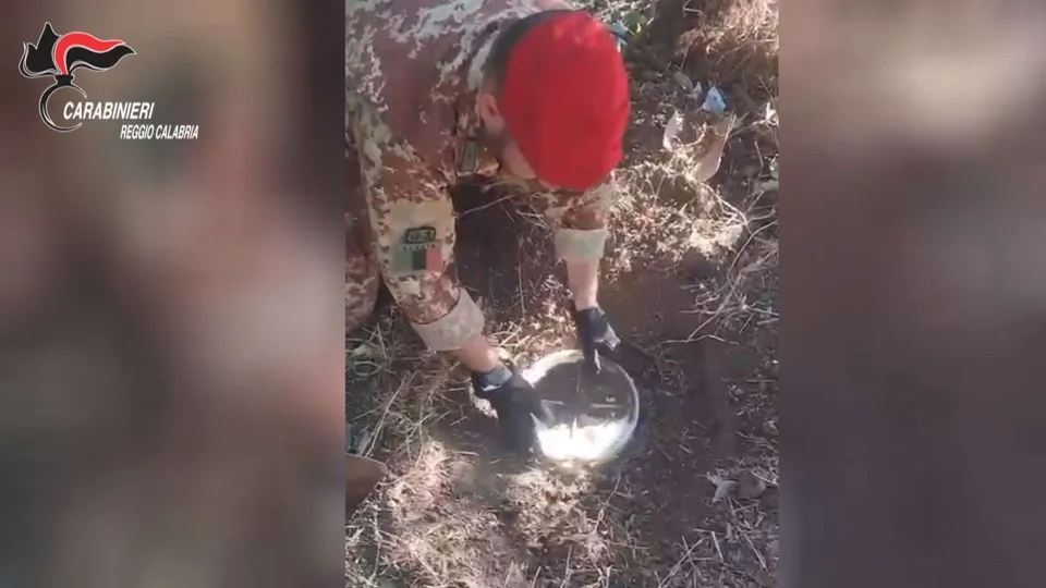 Aveva sotterrato oltre 30 chili di droga in un terreno, arrestato 28enne