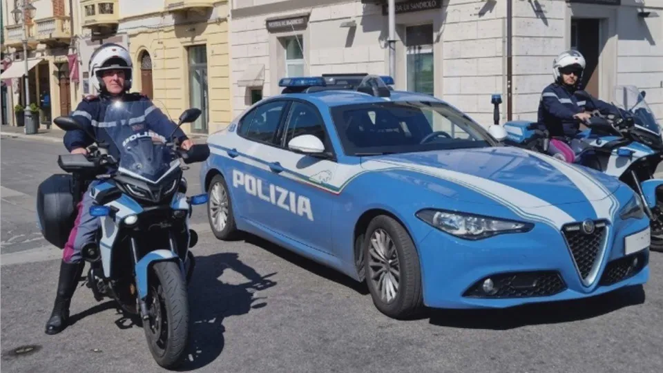 Crotone, controlli della Polizia: otto denunce tra alcol, droga e documenti falsi