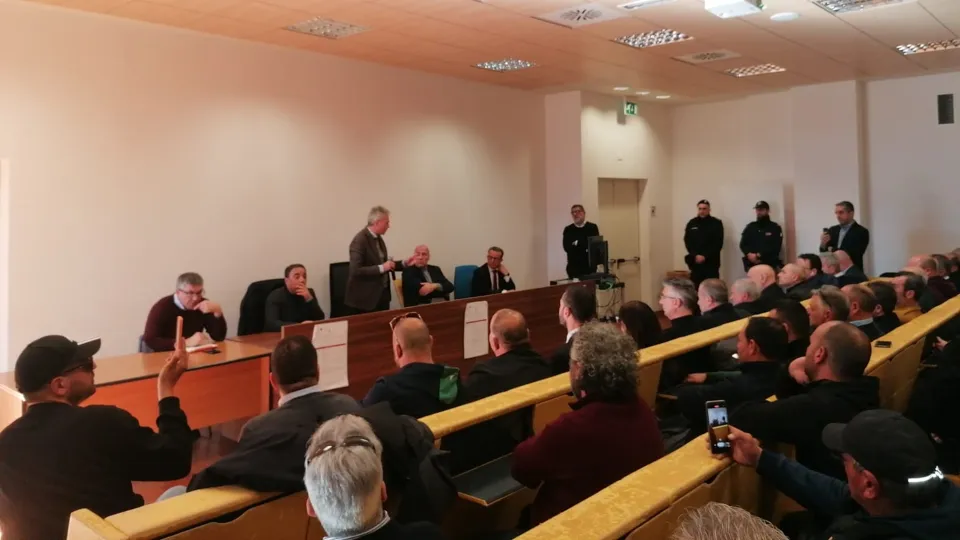 Protesta agricoltori di Crotone: sindaci e manifestanti alla Regione
