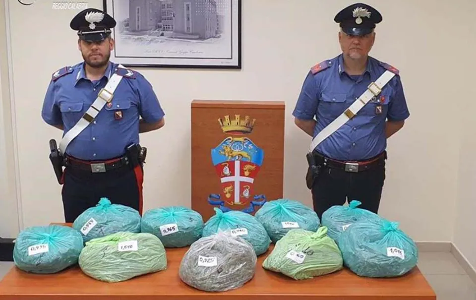 In auto con 10 kg di marijuana nel portabagagli, 27enne arrestato ad Ardore