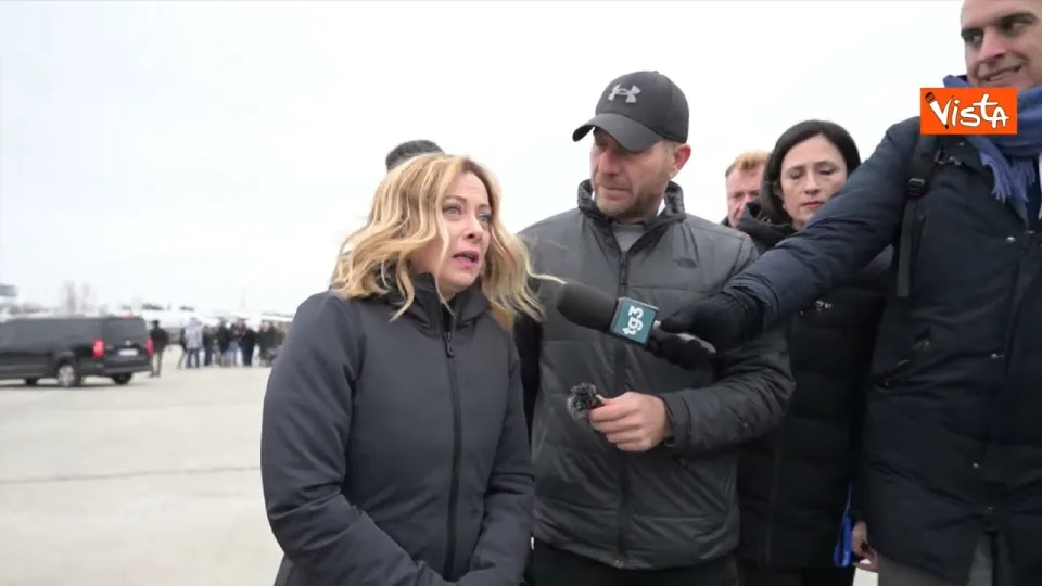 Due anni di guerra in Ucraina, Meloni: "Attenti a non essere vittime della propaganda"