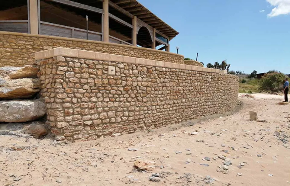 Terrazzamento abusivo sulla spiaggia dell'Amp "Capo Rizzuto", denunciato l'uomo sorpreso a realizzarlo (foto)