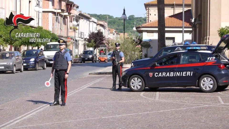 Lite in bar finisce in sparatoria: colpi di pistola verso un 17enne che aveva fatto da paciere