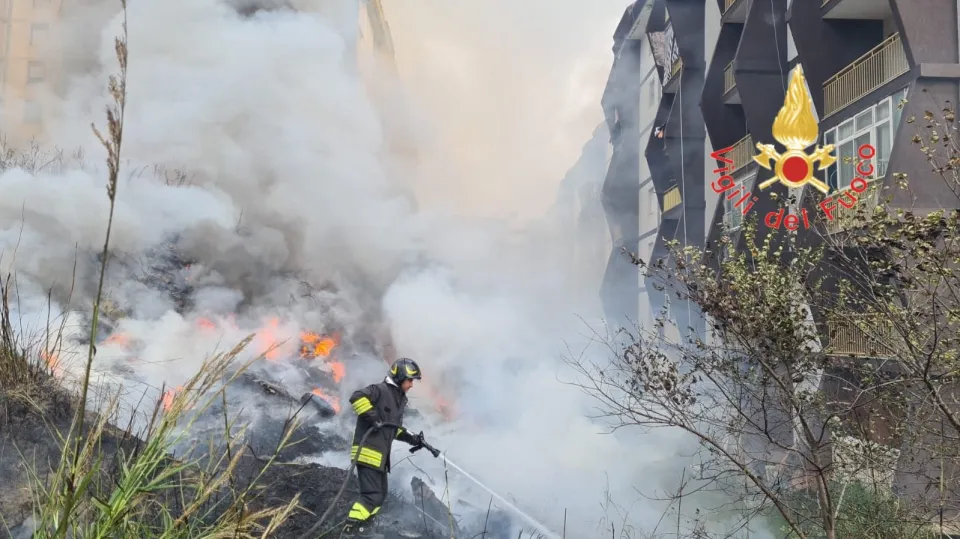 Vasto incendio di rifiuti a Catanzaro: le fiamme colpiscono le palazzine Aterp (FOTO)