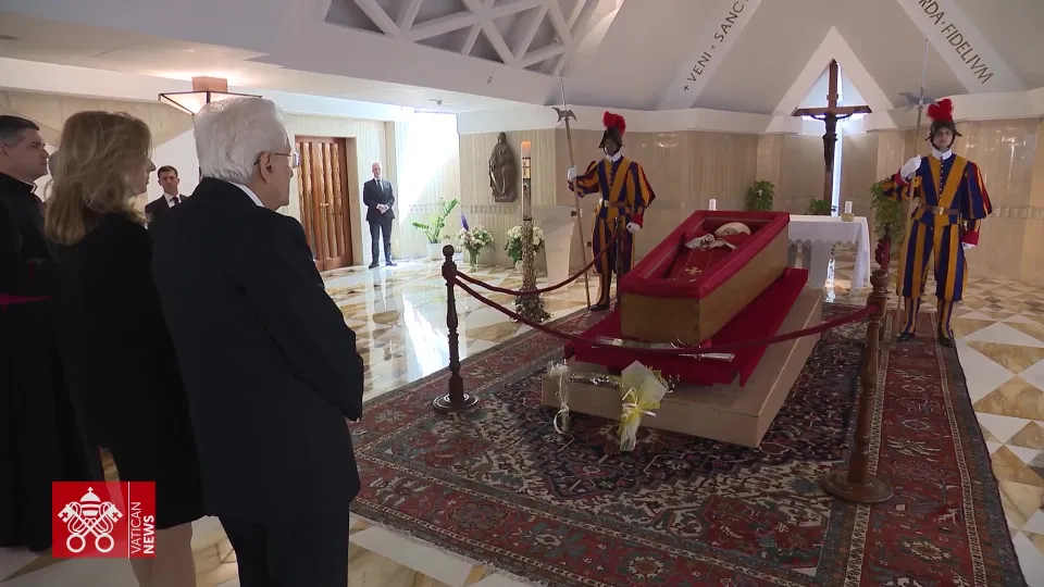 Mattarella rende omaggio a Papa Francesco: «Un punto di riferimento»