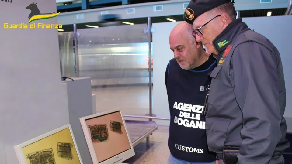 Controlli doganali: intercettati oltre 2 milioni di euro all'aeroporto di Lamezia nel 2023