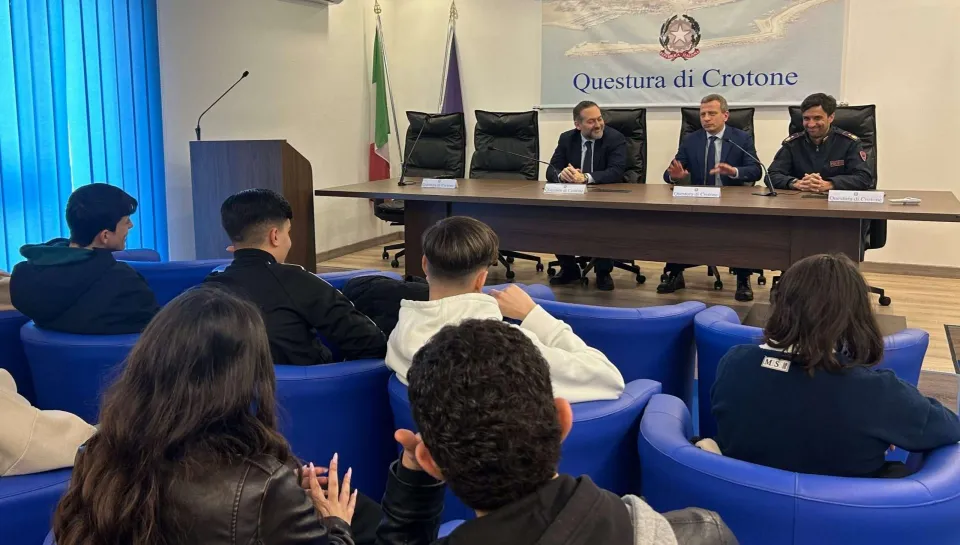 Incontro studenti-Polizia: confronto su legalità, bullismo e cyberbullismo
