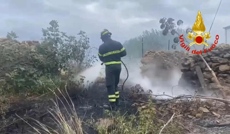 Vento forte tra Crotone e provincia: numerosi gli interventi dei Vigili del Fuoco (VIDEO+FOTO)