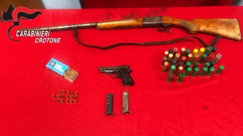Arrestato 62enne nel crotonese: deteneva armi e munizioni (VIDEO)
