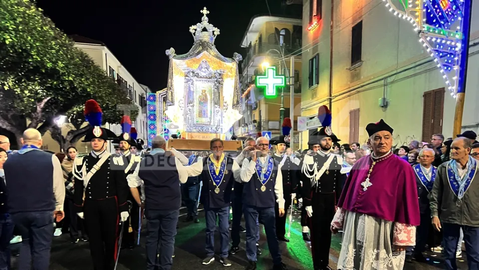VIDEO | La fede è più forte del maltempo: Crotone porta in pellegrinaggio la Madonna a Capocolonna