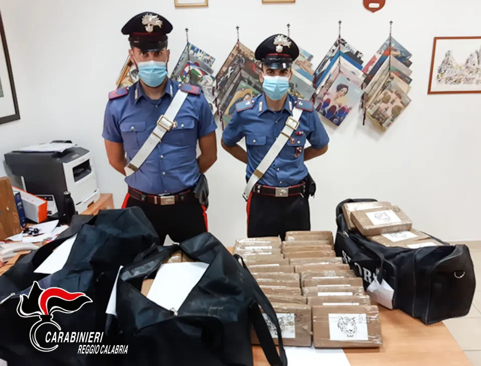 Trasportava oltre 100 kg di cocaina in borsoni: arrestato trasportatore sull’A2