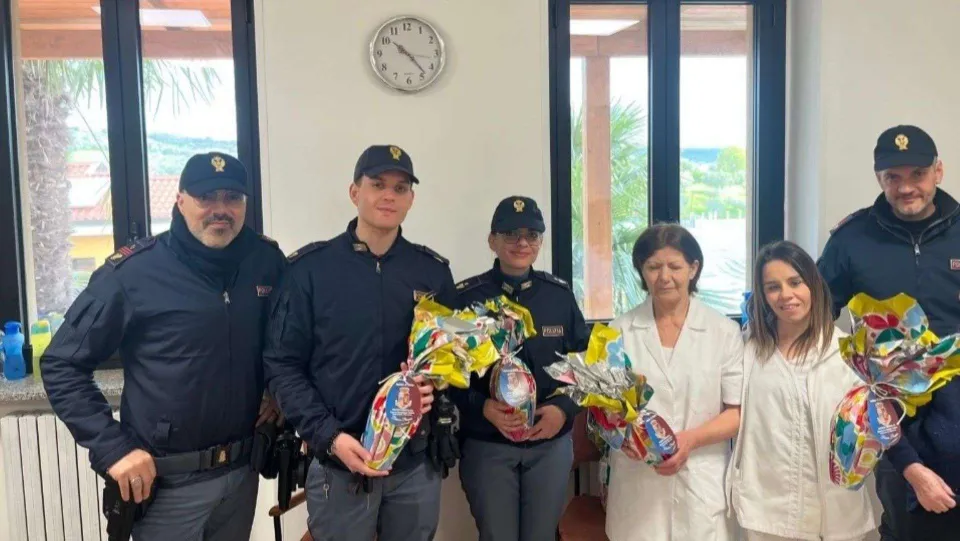 Vibo Valentia, visita dei poliziotti allo "Jazzolino" per la Pasqua