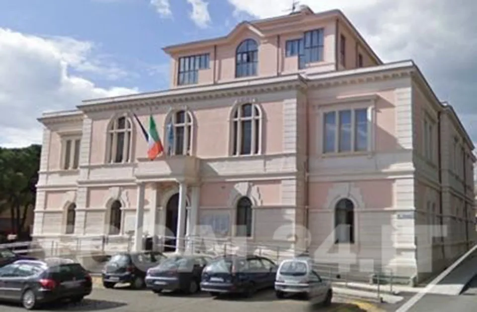 Siderno, proiettile inesploso lasciato sul davanzale di una finestra del Municipio