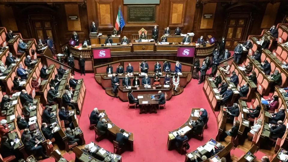 Il Governo ottiene la fiducia al Senato con la maggioranza relativa: Iv si astiene dal voto