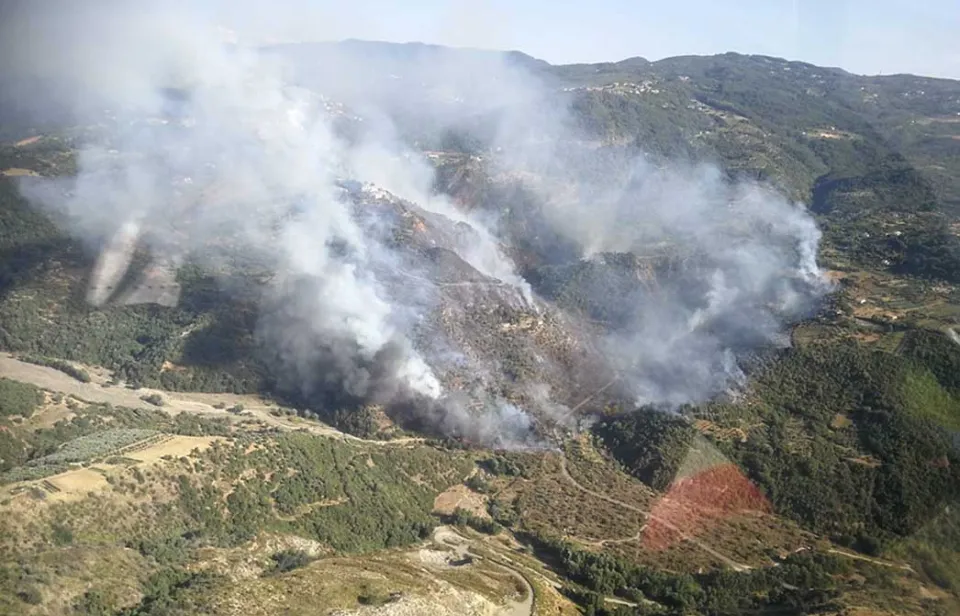 La Calabria assediata dagli incendi: 26 roghi attivi in un solo giorno