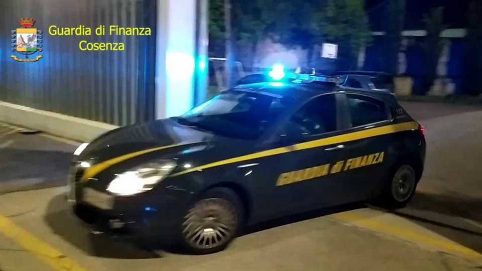 Accessi abusivi all'Inps: arrestati e posti ai domiciliari tre finanzieri ed un avvocato a Cosenza