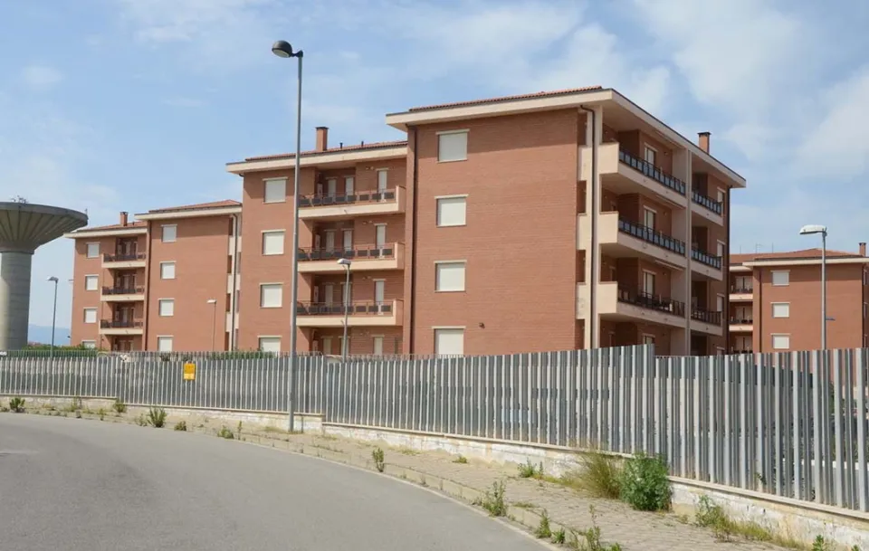 Covid 19, l'appello a convertire in ospedale la caserma dell'Esercito inutilizzata a Cutro
