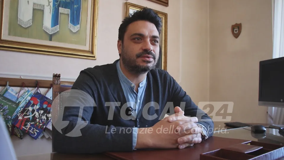 Amministratori nel mirino: l’attentato al sindaco simbolo dell’emigrazione di ritorno