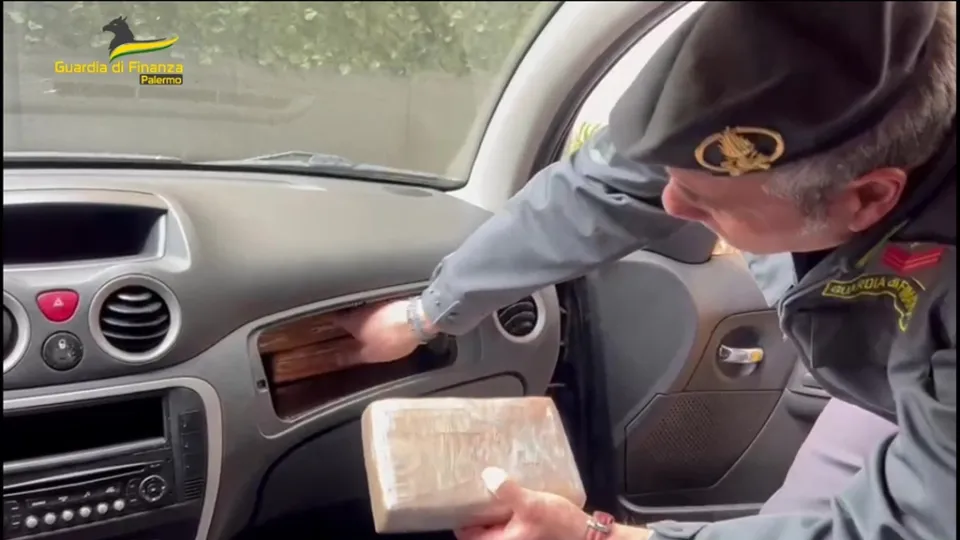 Arrestato corriere della droga calabrese a Palermo con oltre 3 kg di cocaina in auto (VIDEO)
