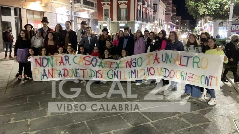 VIDEO | Inclusione: il messaggio lanciato con un flash-mob a Crotone da Sorgente delle Arti e liceo "Gravina"