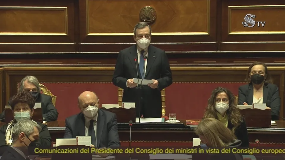 Draghi al Senato: «Obiettivo vaccinare mezzo milione di italiani al giorno. Priorità riapertura scuole»