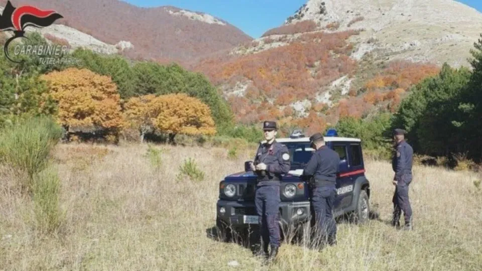 Rifiuti abbandonati e dati alle fiamme nel Parco del Pollino: denunciato un uomo
