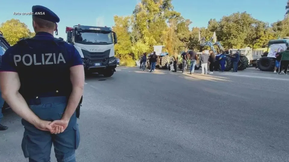 Caro carburanti, i Tir tornano in strada in Calabria: atteso il confronto in Prefettura