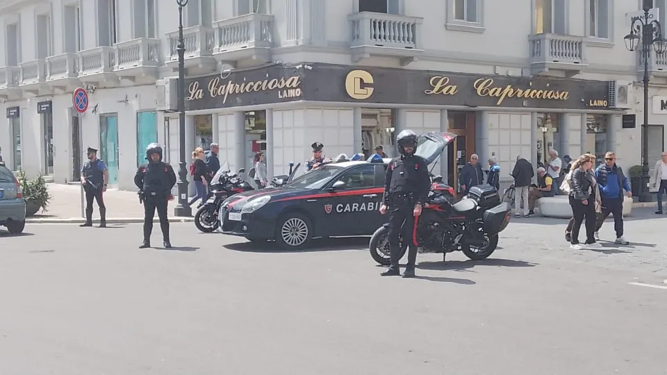Evade dai domiciliari e ruba in un ristorante: arrestato