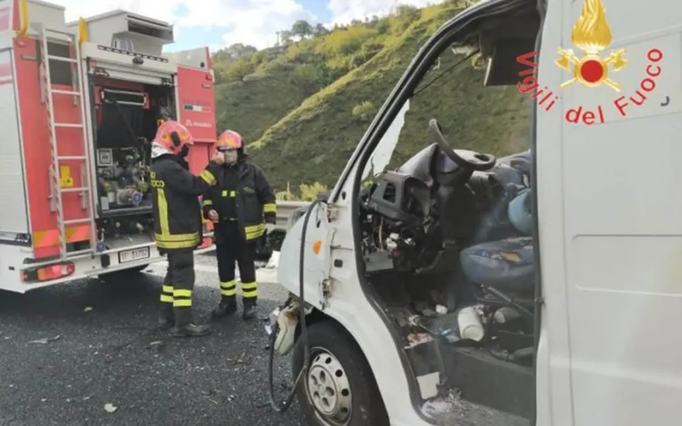 Un morto ed un ferito nello scontro tra due furgoni sulla "Statale dei due mari"