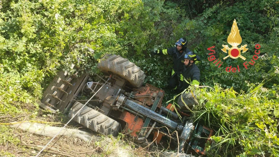 Perde il controllo del trattore ed esce di strada: rimane schiacciato sotto il mezzo