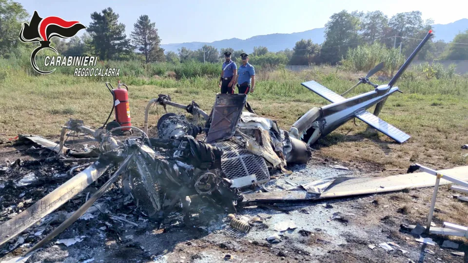 A fuoco un elicottero di Calabria Verde nel Reggino: fermato un 28enne (FOTO)