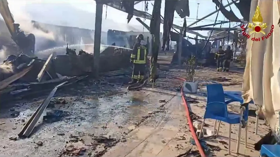 Incendio distrugge lido balneare e ristorante a Diamante: non esclusa l'origine dolosa