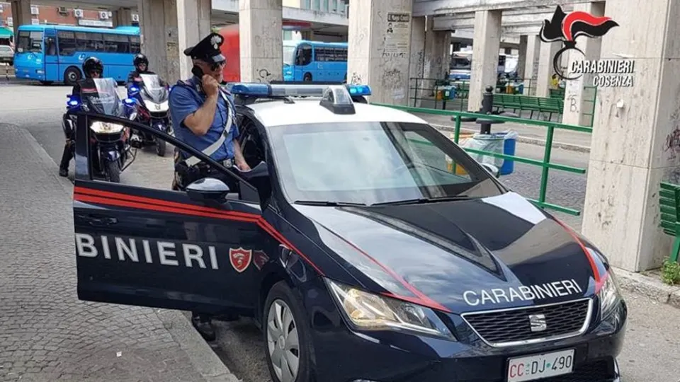 Beve in un bar, si rifiuta di pagare e picchia la barista: arrestato 35enne cosentino