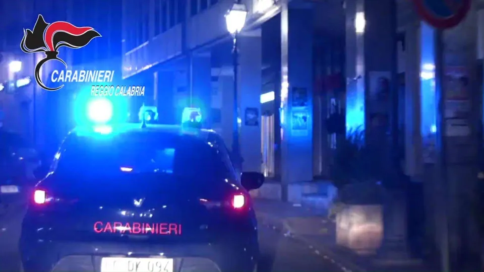 Picchiano e tentano di sequestrare un uomo: due arresti nel Reggino