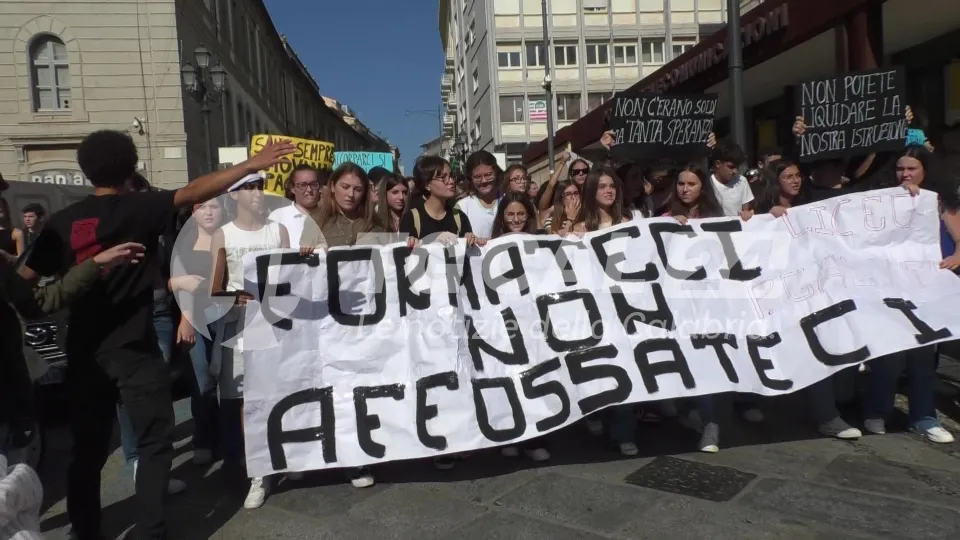 Dimensionamento scolastico: protestano studenti e docenti del "Galluppi"
