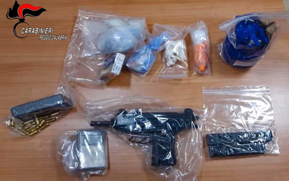 Gioia Tauro, armi e droga scoperti in un appartamento disabitato