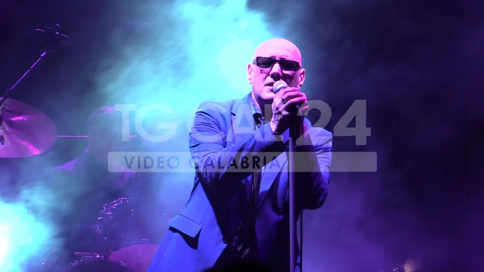 VIDEO | Il "re" è tornato: Giuliano Palma infiamma Crotone con il suo ska, reggae e soul