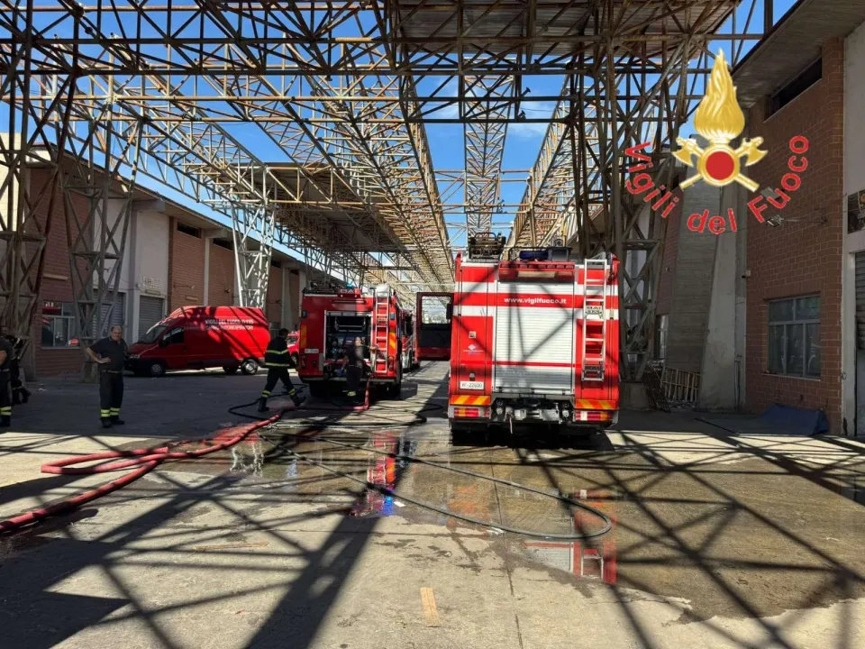 A fuoco il mercato ortofrutticolo di Reggio Calabria