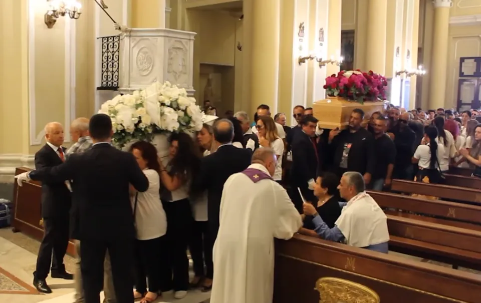 "Vola in alto insieme a mamma": lacrime e palloncini ai funerali di Antonella e Maya