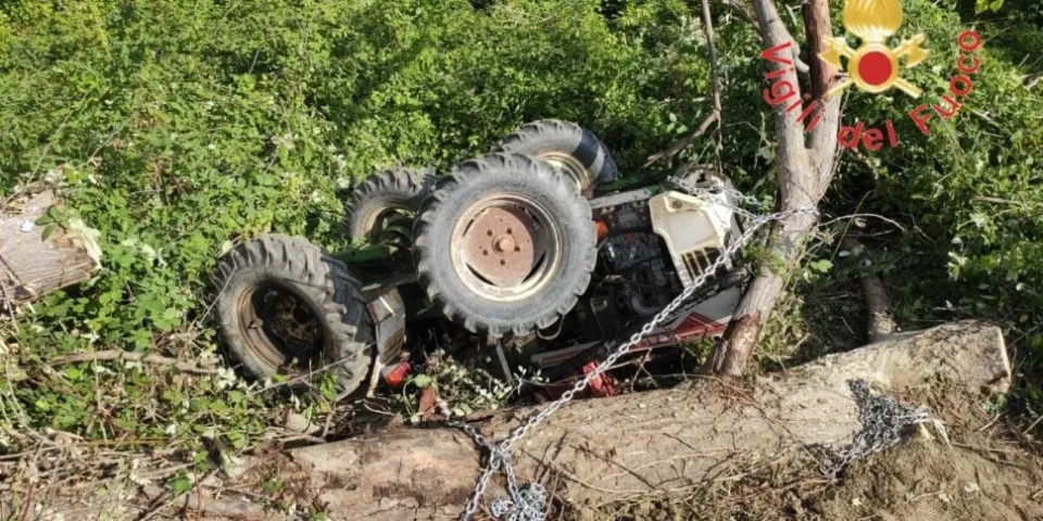 Ennesimo incidente sul lavoro: si ribalta trattore, muore agricoltore