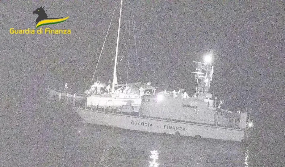 Crotone: arrestati 4 presunti scafisti ritenuti responsabili di due sbarchi di migranti (FOTO)