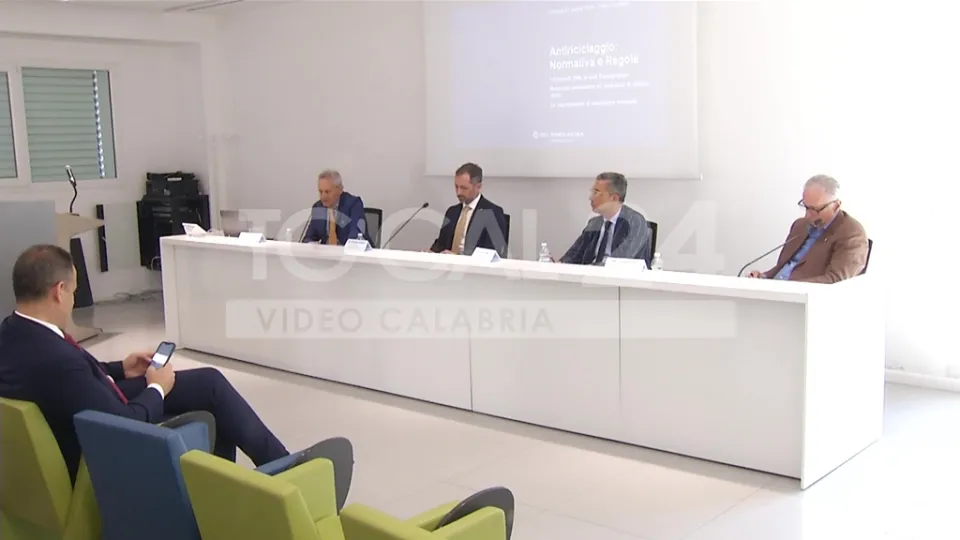 VIDEO | Antiriciclaggio, stroncare le cattive abitudini: se n'è parlato in un convegno a Crotone
