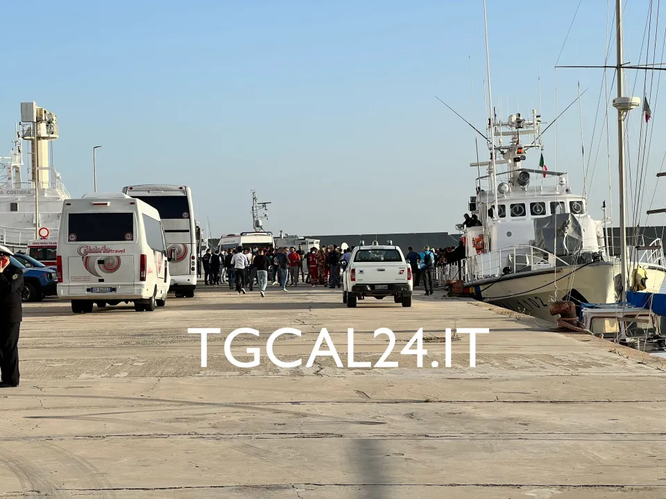 Migranti: arrivate a Crotone 109 persone, previsto un secondo sbarco