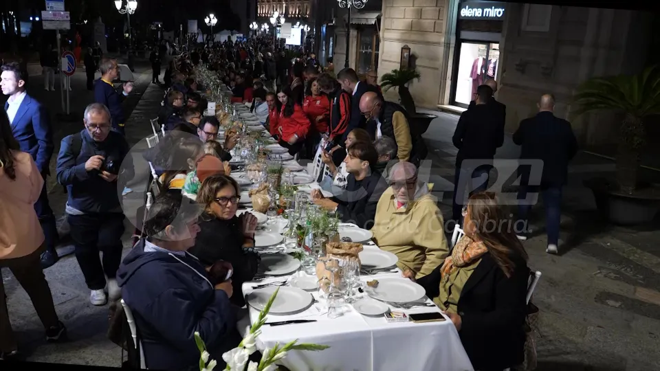 Mille persone alla cena stellata su Corso Mazzini per beneficenza
