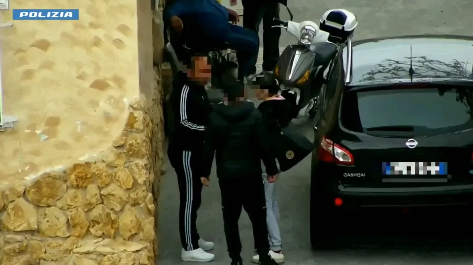 Sgominata piazza di spaccio nei pressi di alcune scuole a Crotone: 12 misure cautelari