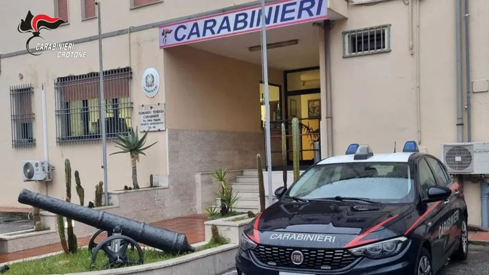 Isola Capo Rizzuto, 38enne arrestato per maltrattamenti sulla madre