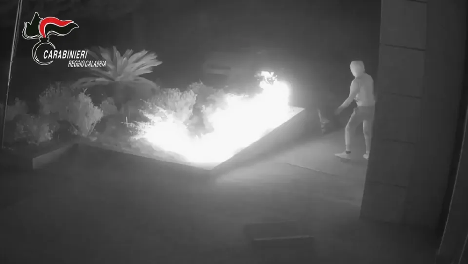 Arrestato autore dell’incendio dell’auto della polizia municipale di San Giorgio Morgeto (VIDEO)