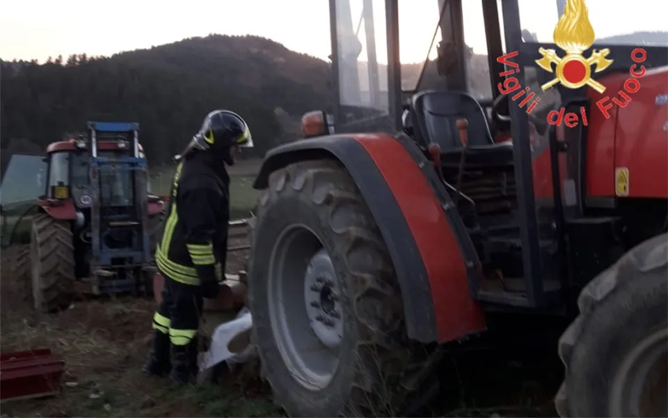 Si ribalta con il trattore: muore un agricoltore a Corigliano Rossano