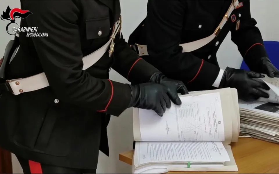 Caulonia, sospesi 5 dipendenti Inps: in giro mentre figuravano al lavoro